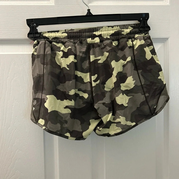 ! Lululemon 🍋 Hotty Hot Low Rise Short 4" Inseam Size 2 Camouflag - Picture 5 of 8